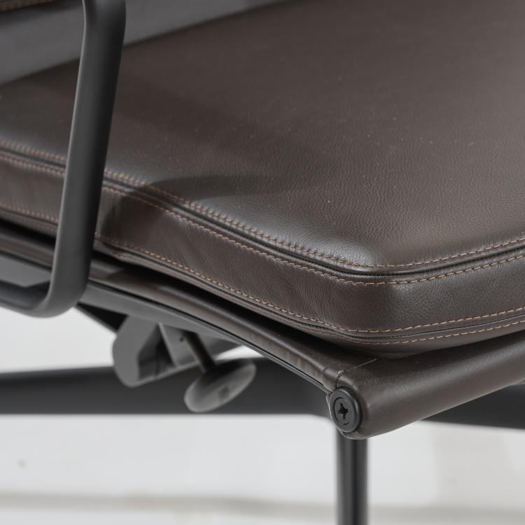 Bild 6 zu Objekt, Armchair 'Soft Pad Lounge Chair - EA 222' with Ottoman 'Soft Pad EA 223', 1969 (design), Charles & Ray Eames, Vitra, Birsfelden, 179A 300