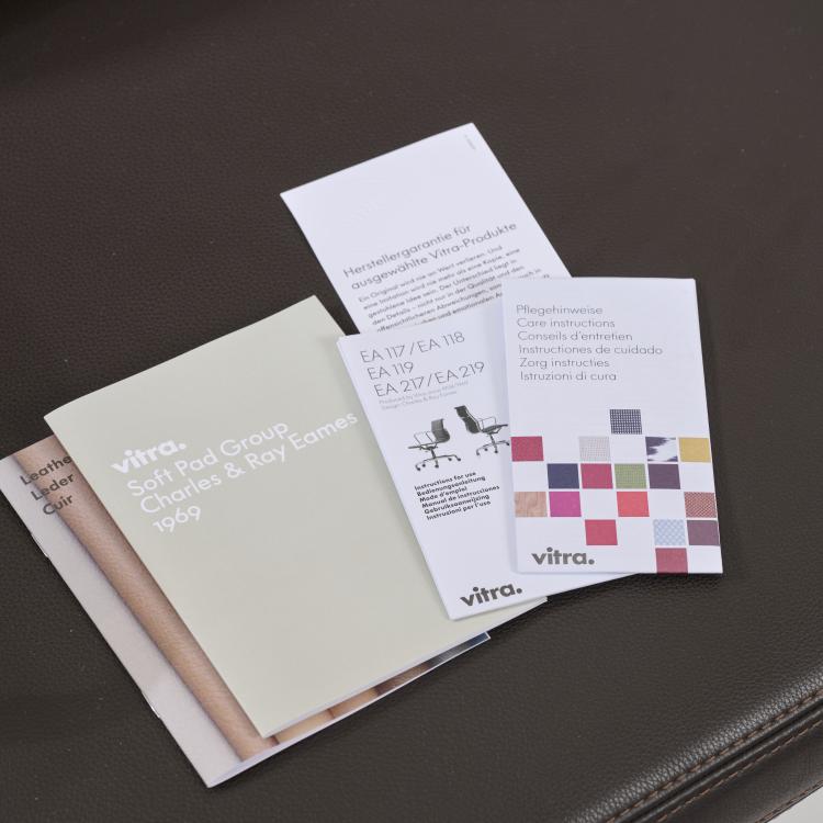 Bild 8 zu Objekt, Armchair 'Soft Pad Lounge Chair - EA 222' with Ottoman 'Soft Pad EA 223', 1969 (design), Charles & Ray Eames, Vitra, Birsfelden, 179A 300