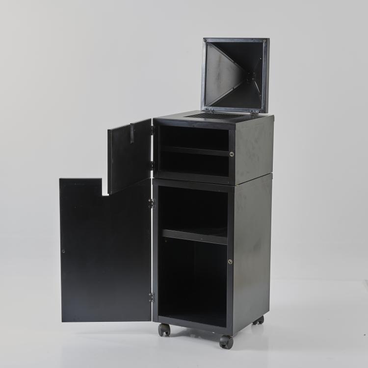 Bild 1 zu Objekt, Cabinet 'Theatre du Monde', 1984 (design), Philippe Starck, XO, Brie-Comte-Robert, 179A 165