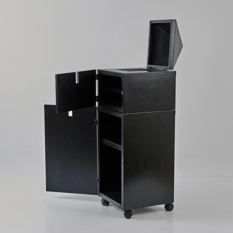 Bild 2 zu Objekt, Cabinet 'Theatre du Monde', 1984 (design), Philippe Starck, XO, Brie-Comte-Robert, 179A 165
