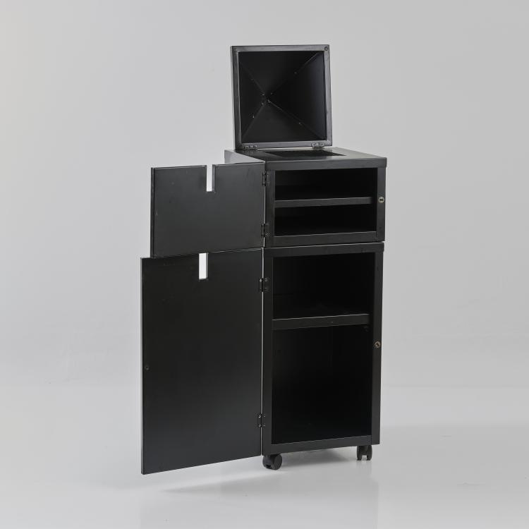 Bild 3 zu Objekt, Cabinet 'Theatre du Monde', 1984 (design), Philippe Starck, XO, Brie-Comte-Robert, 179A 165