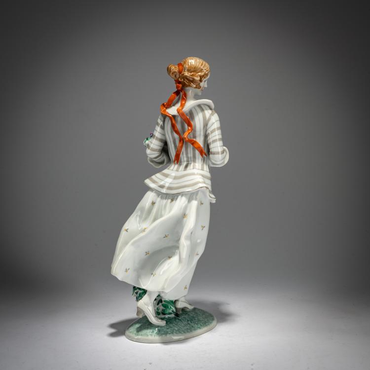 Bild 1 zu Objekt, 'Lady with a Flower Garland', c. 1930, Ida Schwetz-Lehmann, Augarten, Wien / Vienna, 180A 241