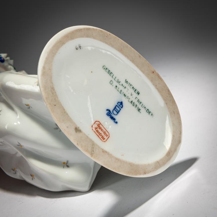 Bild 2 zu Objekt, 'Lady with a Flower Garland', c. 1930, Ida Schwetz-Lehmann, Augarten, Wien / Vienna, 180A 241