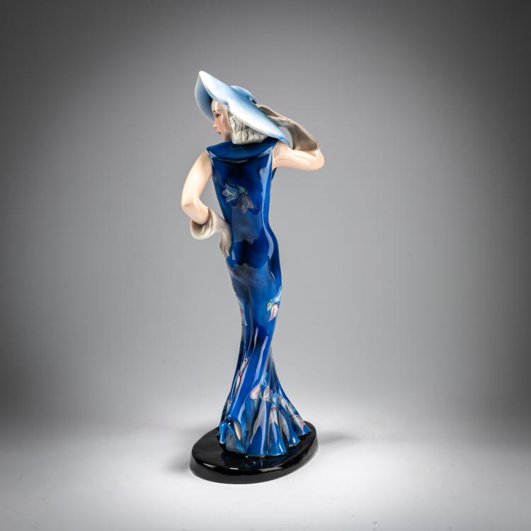 Bild 2 zu Objekt, 'Stehende elegante Dame mit gro&szlig;em Hut und langen Handschuhen', um 1935, Claire Herczeg-Weiss, Goldscheider, Wien / Vienna, 180A 330