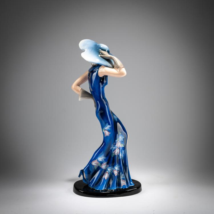 Bild 3 zu Objekt, 'Stehende elegante Dame mit gro&szlig;em Hut und langen Handschuhen', um 1935, Claire Herczeg-Weiss, Goldscheider, Wien / Vienna, 180A 330