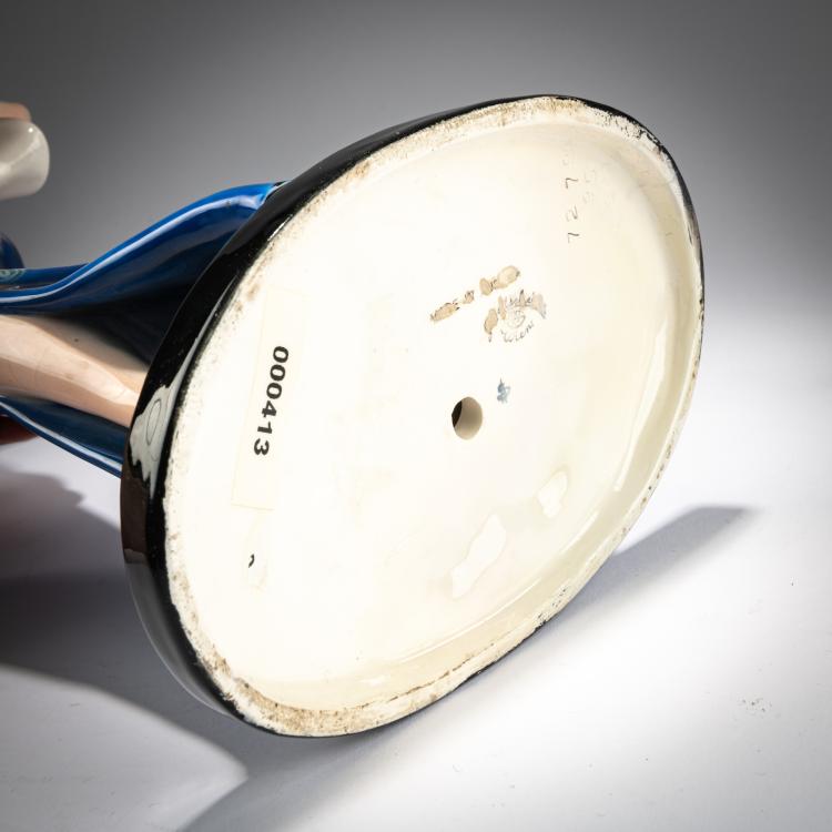 Bild 4 zu Objekt, 'Stehende elegante Dame mit gro&szlig;em Hut und langen Handschuhen', um 1935, Claire Herczeg-Weiss, Goldscheider, Wien / Vienna, 180A 330