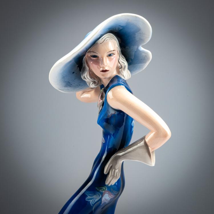 Bild 5 zu Objekt, 'Stehende elegante Dame mit gro&szlig;em Hut und langen Handschuhen', um 1935, Claire Herczeg-Weiss, Goldscheider, Wien / Vienna, 180A 330