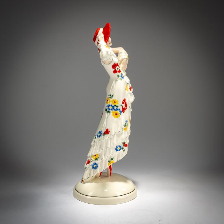 Bild 2 zu Objekt, 'Stehende junge Dame mit gro&szlig;em Hut (in Pose), um 1930, Josef Lorenzl, Goldscheider, Wien / Vienna, 180A 324