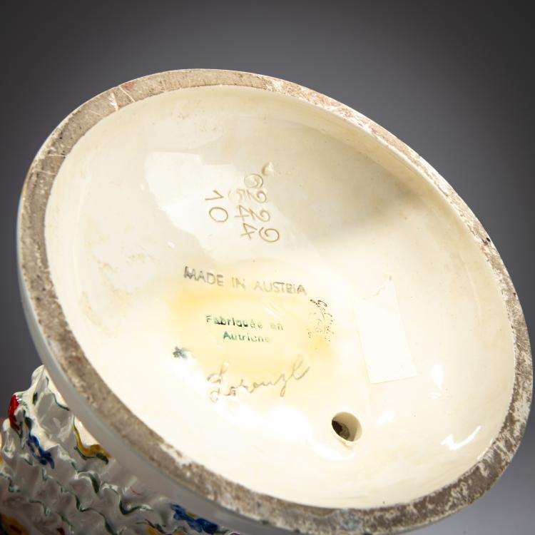 Bild 3 zu Objekt, 'Stehende junge Dame mit gro&szlig;em Hut (in Pose), um 1930, Josef Lorenzl, Goldscheider, Wien / Vienna, 180A 324