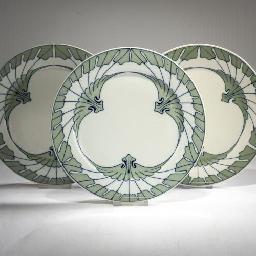 Three dinner plates 'Wing Pattern', 1901