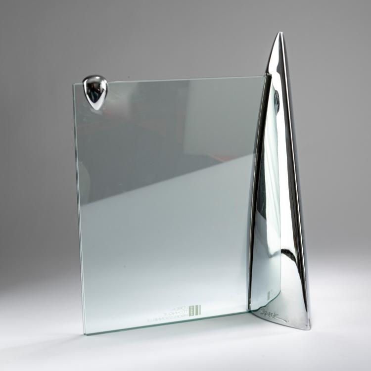 Bild 2 zu Objekt, 'Shark' picture frame, 1989, Philippe Starck, Pr&eacute;sence, Paris; L'Oreal, Paris, 179A 173