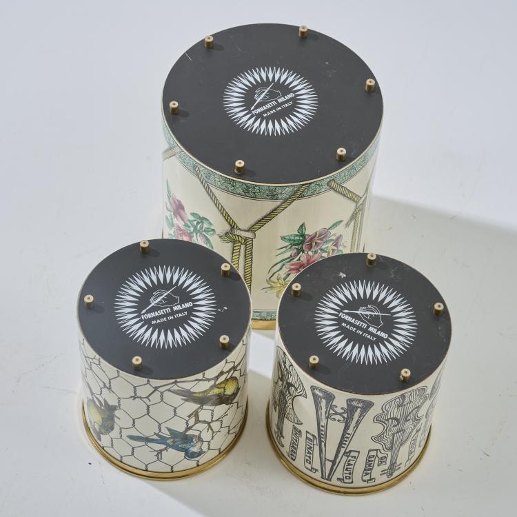 Bild 2 zu Objekt, Three wastepaper baskets 'Uccelli nella gabbia', 'Tamburo con fiori' und 'Strumenti Musicali' , 1950s (design), Piero Fornasetti, Fornasetti, Mailand / Milan, 181A 330