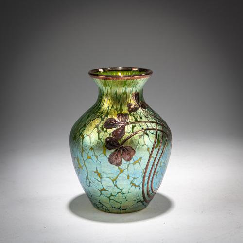 Kleine 'Papillon'-Vase mit Silver-Overlay, 1898-1900