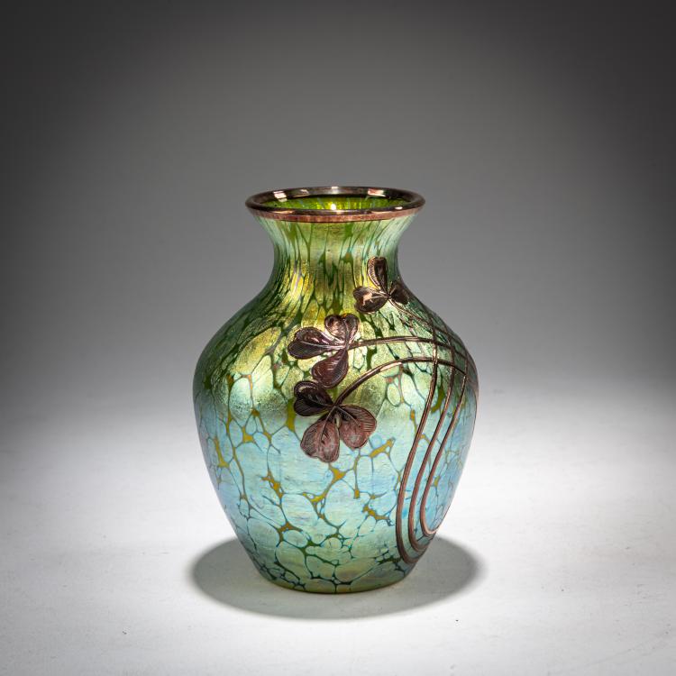 Hauptbild zu Objekt, Kleine 'Papillon'-Vase mit Silver-Overlay, 1898-1900, L&ouml;tz Wwe., Klosterm&uuml;hle / Klastersky Mlyn, 180A 123