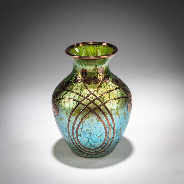 Bild 1 zu Objekt, Kleine 'Papillon'-Vase mit Silver-Overlay, 1898-1900, L&ouml;tz Wwe., Klosterm&uuml;hle / Klastersky Mlyn, 180A 123