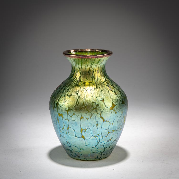 Bild 2 zu Objekt, Kleine 'Papillon'-Vase mit Silver-Overlay, 1898-1900, L&ouml;tz Wwe., Klosterm&uuml;hle / Klastersky Mlyn, 180A 123