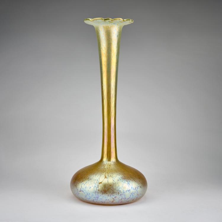 Hauptbild zu Objekt, Hohe 'Papillon'-Vase, 1898-1900, L&ouml;tz Wwe., Klosterm&uuml;hle / Klastersky Mlyn, 180A 117