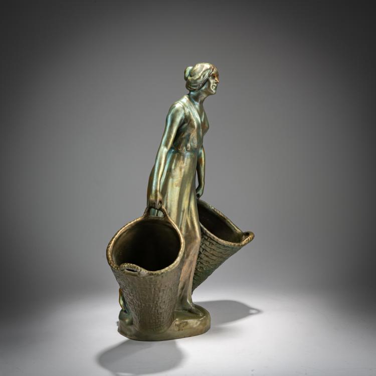Bild 1 zu Objekt, Female figure with two baskets, c. 1903, Vilmos Zsolnay, Zsolnay, P&eacute;cs, 180A 373