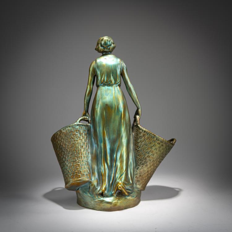 Bild 2 zu Objekt, Female figure with two baskets, c. 1903, Vilmos Zsolnay, Zsolnay, P&eacute;cs, 180A 373