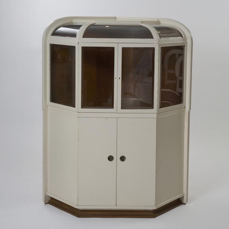 Hauptbild zu Objekt, Display cabinet from the dining room of Else von Guaita-Lampe, 1906, Henry van de Velde, Scheidemantel, H., Weimar, 180B 396