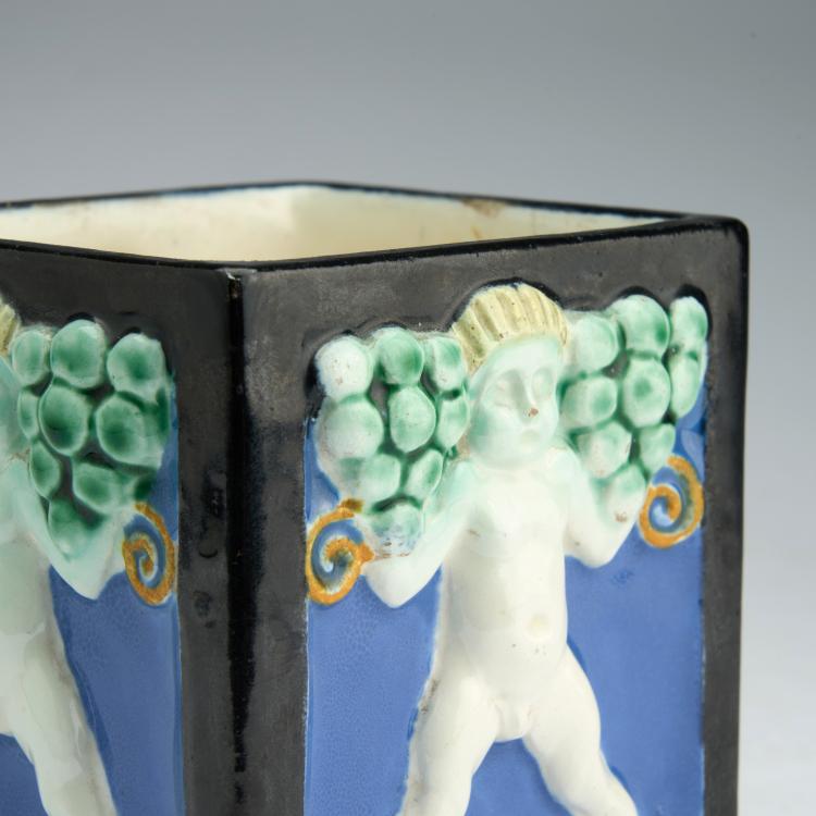 Bild 1 zu Objekt, Blumengef&auml;&szlig; mit vier Puttenreliefs, 1907, Michael Powolny, Wiener Keramik, 180A 368