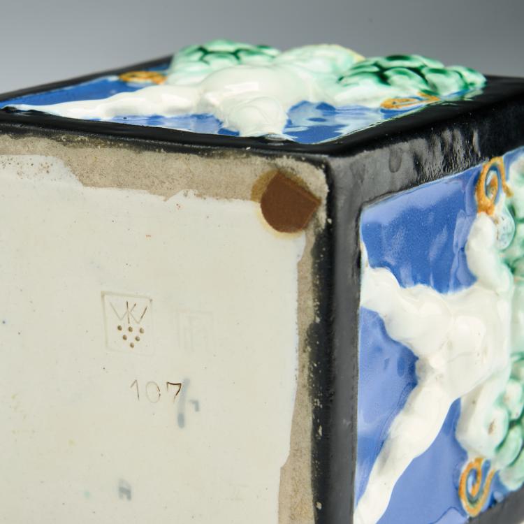 Bild 3 zu Objekt, Blumengef&auml;&szlig; mit vier Puttenreliefs, 1907, Michael Powolny, Wiener Keramik, 180A 368