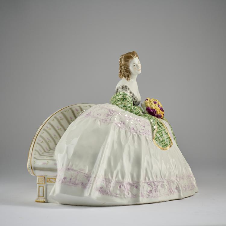 Bild 2 zu Objekt, Seated lady clad in a crinoline, 1909, Carl Reschke, Berlin, KPM, 182A 396