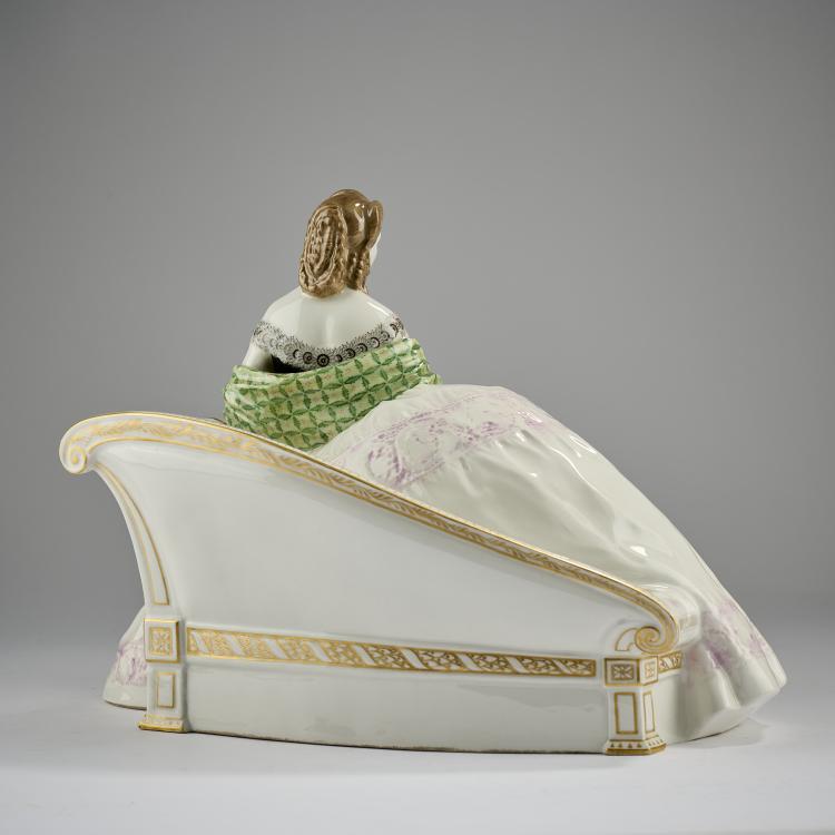 Bild 3 zu Objekt, Seated lady clad in a crinoline, 1909, Carl Reschke, Berlin, KPM, 182A 396