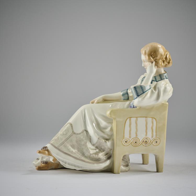 Bild 2 zu Objekt, 'Figure sitting on a chair', 1908, Hermann Hubatsch, Berlin, KPM, 182A 394