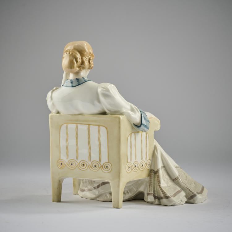 Bild 3 zu Objekt, 'Figure sitting on a chair', 1908, Hermann Hubatsch, Berlin, KPM, 182A 394