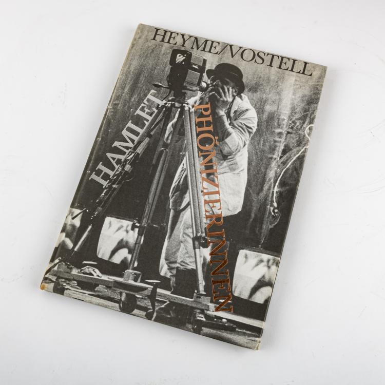 Bild 2 zu Objekt, 'Ophelia w&auml;lzt sich am Boden wie ein Pferd' for the theatre production 'Hamlet', c. 1980, Wolf Vostell, 181C 801