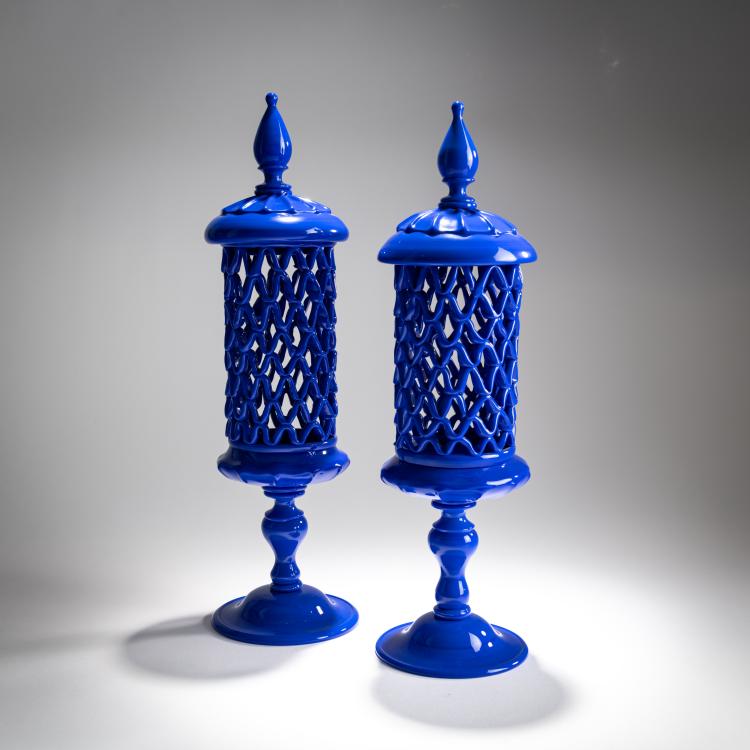 Hauptbild zu Objekt, Two 'Diatreta' lidded jars in 'Blu pasta vitrea', c. 1930, Toso, Fratelli, Murano, 181B 550