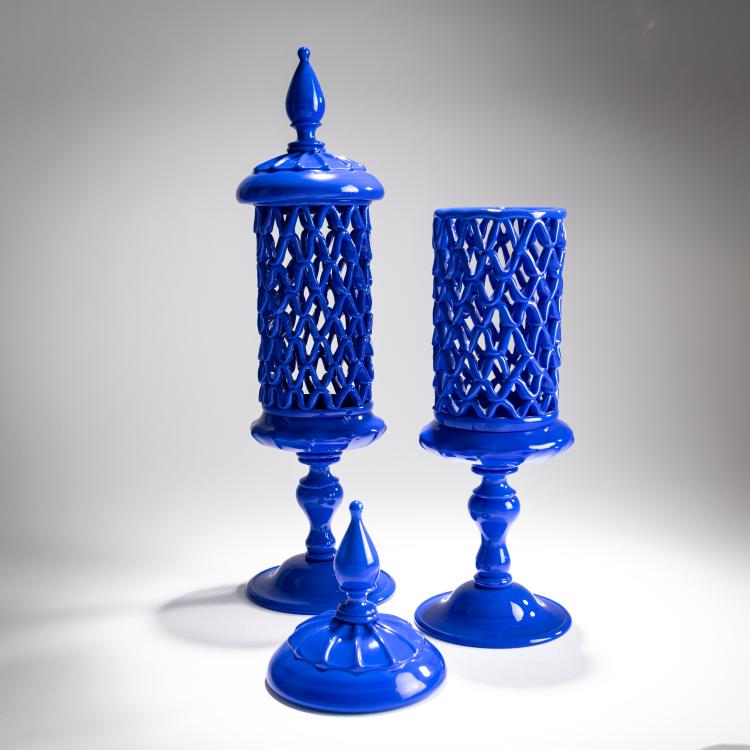 Bild 1 zu Objekt, Two 'Diatreta' lidded jars in 'Blu pasta vitrea', c. 1930, Toso, Fratelli, Murano, 181B 550