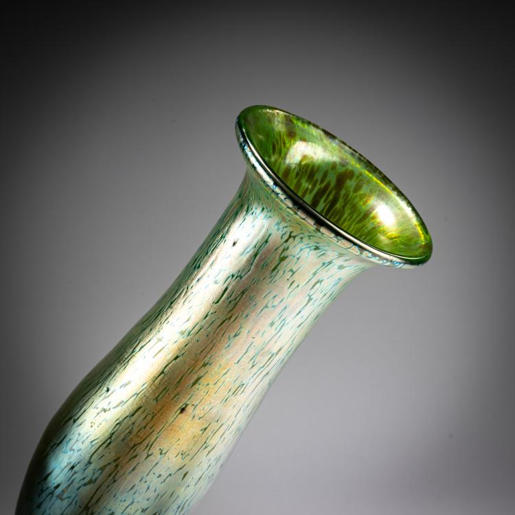 Bild 2 zu Objekt, Schlanke 'Papillon'-Vase, 1898-1900, L&ouml;tz Wwe., Klosterm&uuml;hle / Loetz, Klastersky Mlyn, 182A 194
