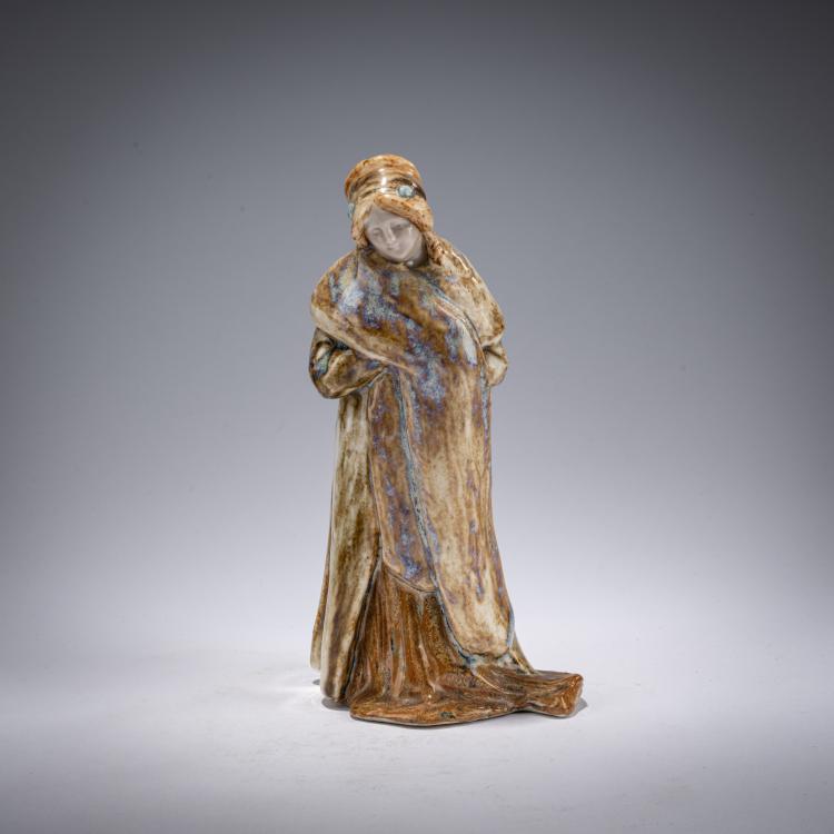 Hauptbild zu Objekt, Damenfigur im Wintermantel, um 1900, Albert Louis Dammouse, Dammouse, Albert Louis, S&egrave;vres, 182A 422