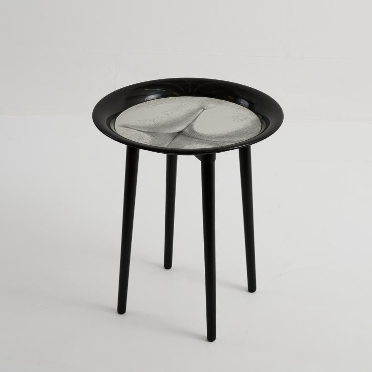 Bild 1 zu Objekt, Tray on foldable stand, 2019, Barnaba Fornasetti,Piero Fornasetti, Fornasetti, Mailand / Milan, 181A 352