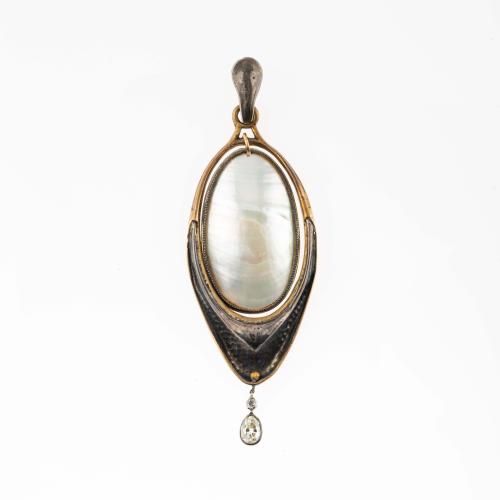 Perlmutt-Anhänger mit Diamant, um 1900
