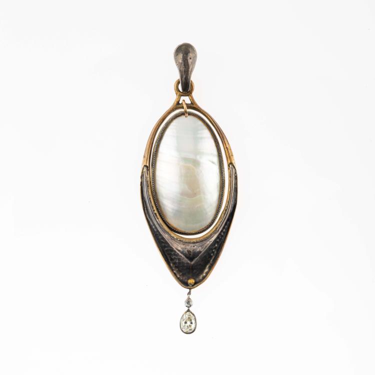 Hauptbild zu Objekt, Perlmutt-Anh&auml;nger mit Diamant, um 1900, Curt Herrmann (zugeschrieben), 182A 472