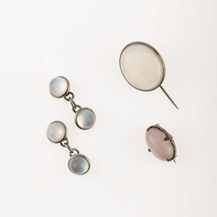 Bild 1 zu Objekt, Pin, brooch, pair of cufflinks with moonstones, c. 1900, Deutschland / Germany, 182A 475