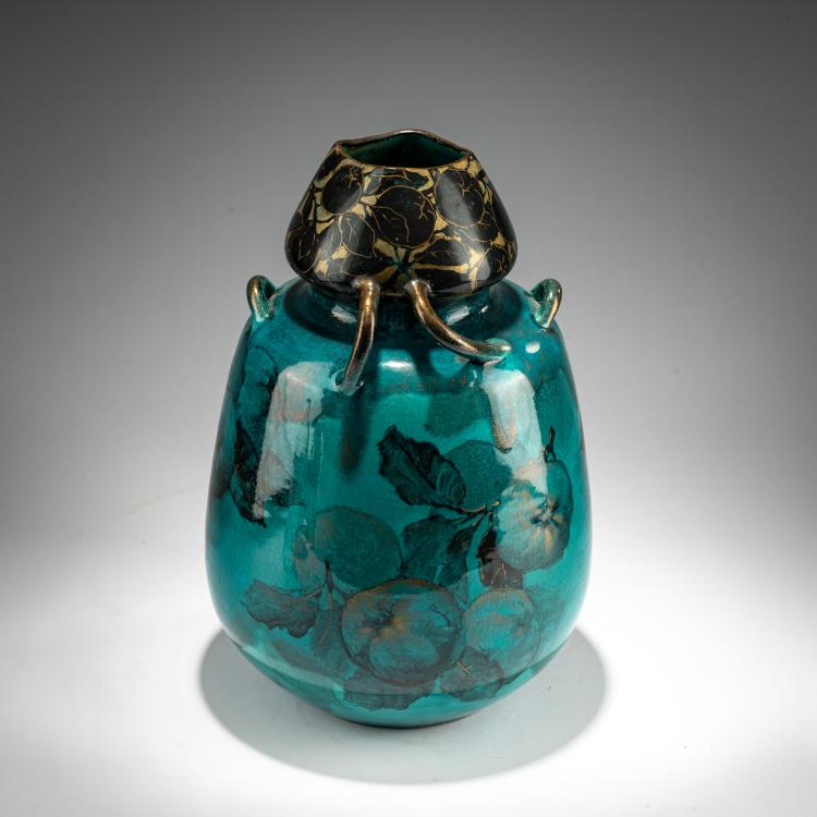 Bild 2 zu Objekt, Henkelvase 'Cognassier&lsquo;, um 1885, Cl&eacute;ment Massier, Massier, Cl&eacute;ment, Golfe-Juan, 182A 342