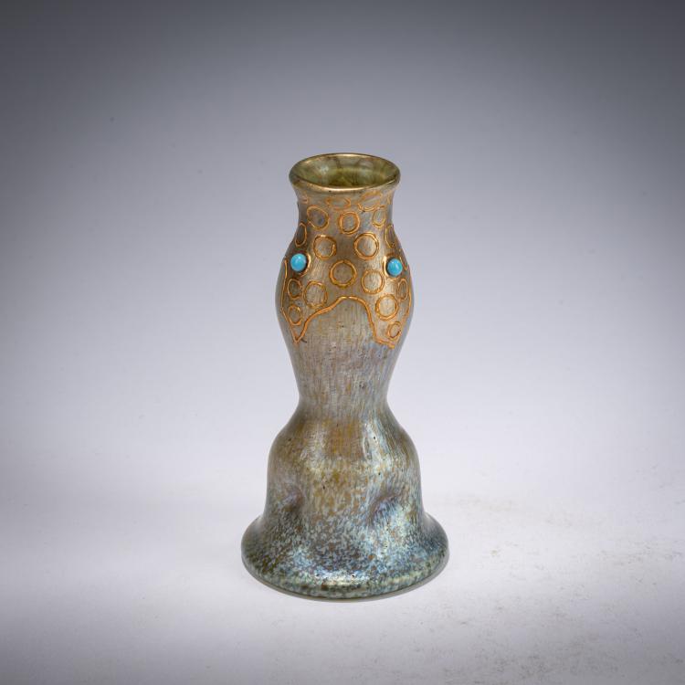 Bild 1 zu Objekt, Kleine 'Papillon'-Vase mit Cabochons, um 1898, L&ouml;tz Wwe., Klosterm&uuml;hle / Loetz, Klastersky Mlyn, 182A 201