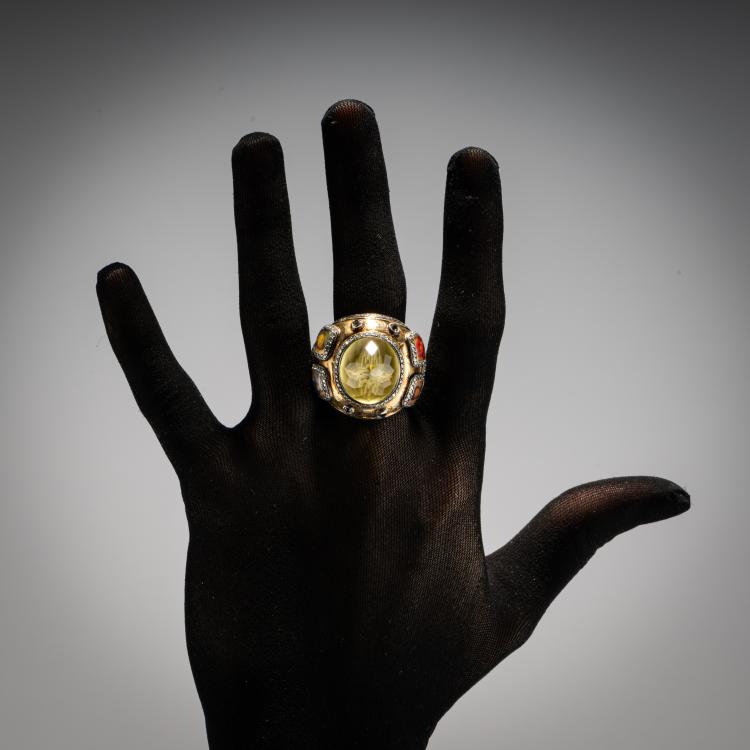 Bild 7 zu Objekt, Ring with devotional images, 2005, Sevan Bi&ccedil;ak&ccedil;i, 