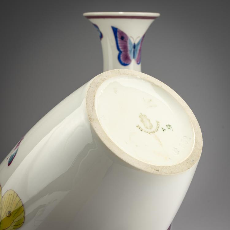 Bild 3 zu Objekt, Two vases with grapevines and butterflies, for A. Dallmayer, 1953, Robert Raab, Nymphenburg, KPM, 181A 72