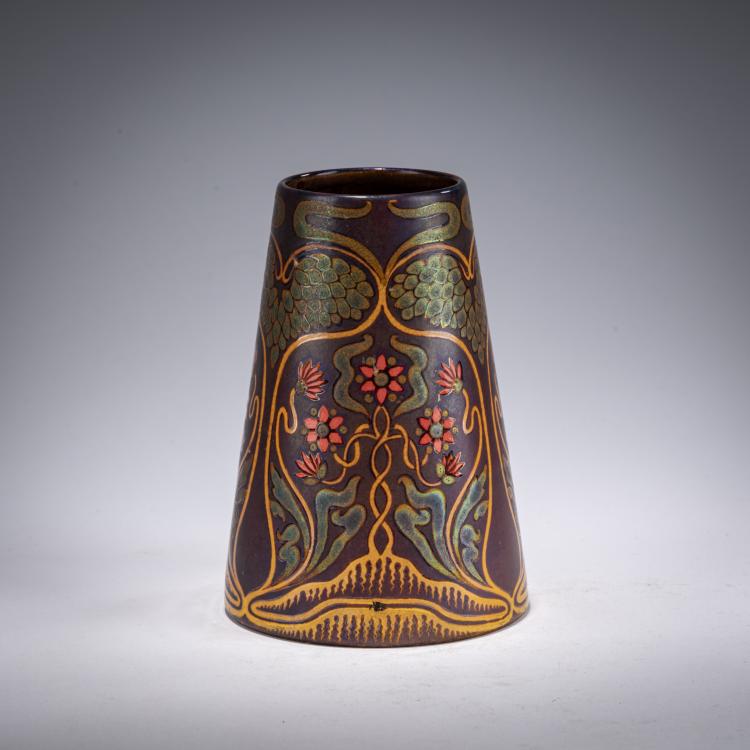 Bild 1 zu Objekt, Vase with floral decoration, 1898-1900, Vilmos Zsolnay, Zsolnay, Pecs, 182A 362