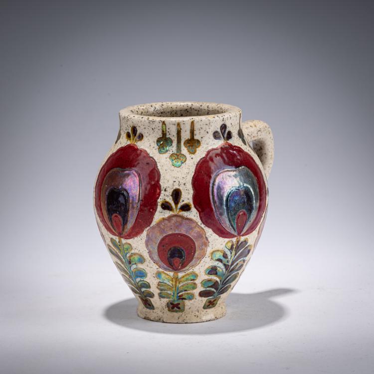 Bild 1 zu Objekt, Small jug with stylized floral decoration, 1904, S&aacute;ndor Ap&aacute;ti Abt, Zsolnay, Pecs, 182A 366