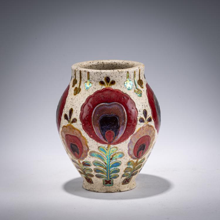 Bild 2 zu Objekt, Small jug with stylized floral decoration, 1904, S&aacute;ndor Ap&aacute;ti Abt, Zsolnay, Pecs, 182A 366
