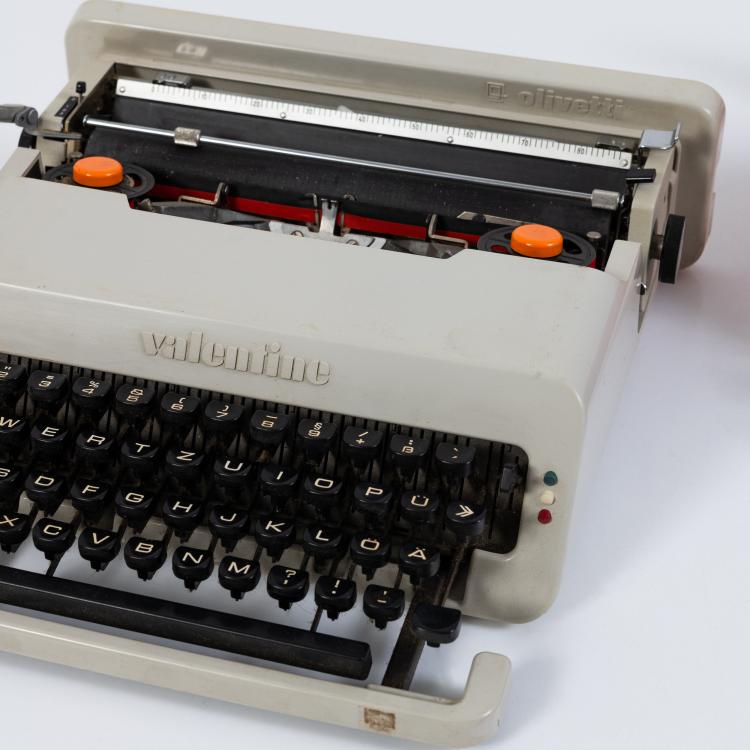 Bild 5 zu Objekt, Zwei Schreibmaschinen 'Valentine S', 1969 (Entwurf), Perry A. King,Ettore Sottsass, Olivetti, Ivrea, 182B 640