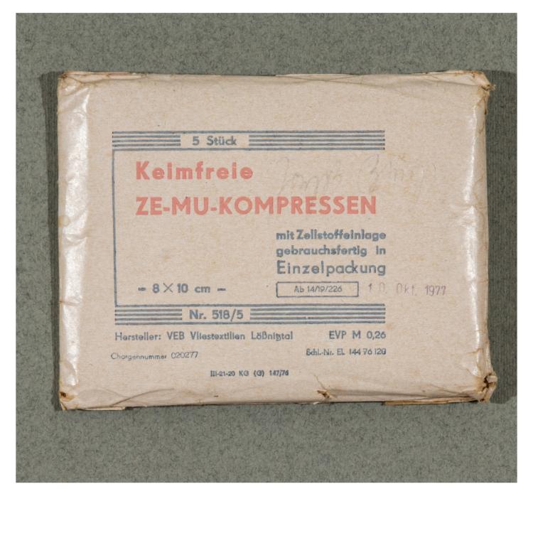 Hauptbild zu Objekt, Keimfreie Ze-Mu-Kompressen (Wirtschaftswert), 1977, Joseph Beuys, 183C 933