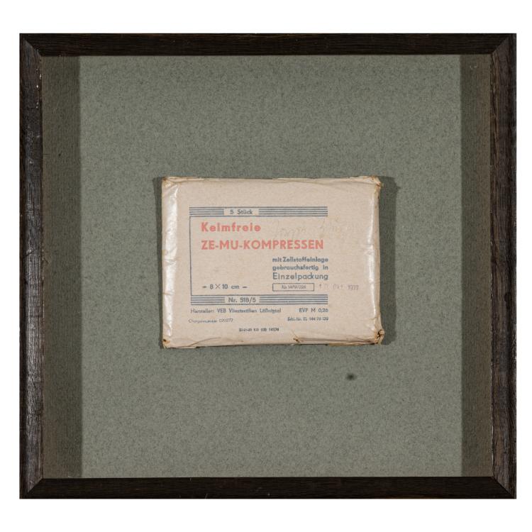 Bild 1 zu Objekt, Keimfreie Ze-Mu-Kompressen (Wirtschaftswert), 1977, Joseph Beuys, 183C 933