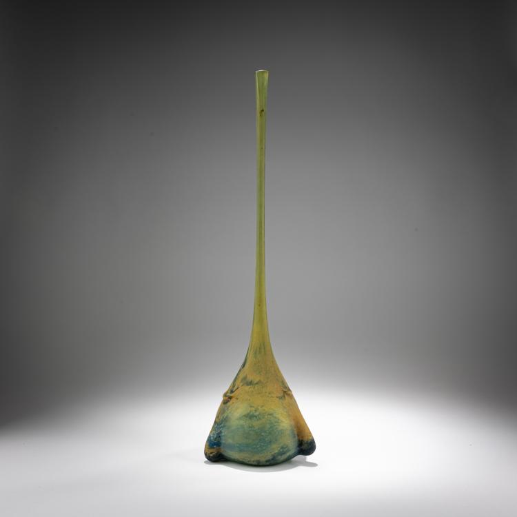Hauptbild zu Objekt, Berluze with three feet, 1910-15, Daum Fr&egrave;res, Nancy, 182A 36